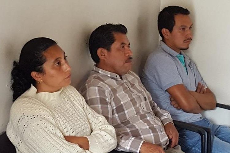 Sindy Gálvez, Juan Batzín y Mario Turcios quedaron ligados a proceso por haber simulado ser empleados de la comuna de Acatenango y devengado salarios durante cuatro años. (Foto Prensa Libre: Julio Sicán)