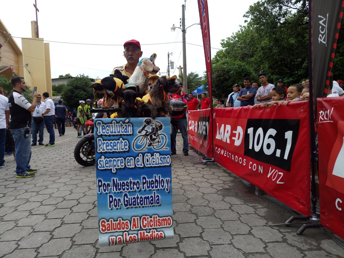 Los aficionados en Teculután, Zacapa, ya viven la segunda etapa de la Vuelta 2017. (Foto Prensa Libre: Francisco Sánchez)