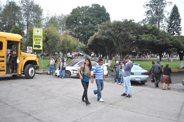 Usuarios caminan debido la protesta de taxistas en San Pedro Sacatepéquez. (Foto Prensa Libre: Aroldo Marroquín) <br _mce_bogus="1"/>