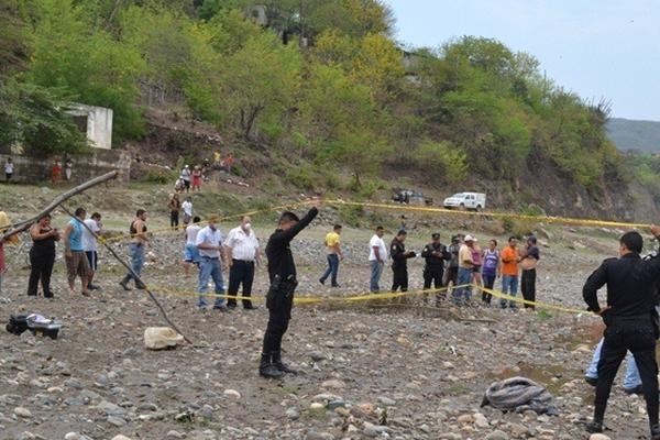 Autoridades resguardan el lugar donde fuen encontrado el cadáver de Delmar David Gómez, en Zacapa. (Foto Prensa Libre: Víctor Gómez)