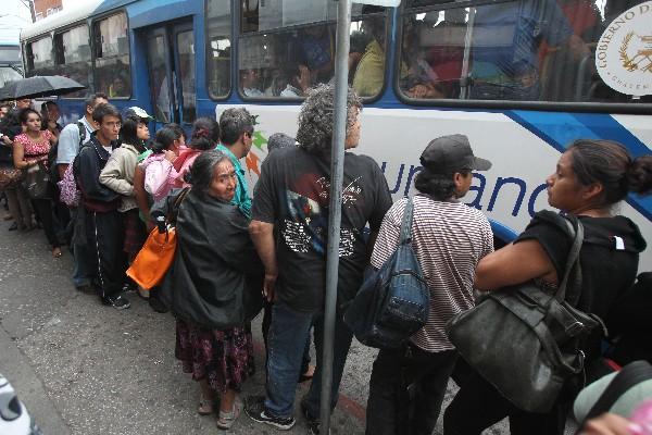 El Transurbano solo extiende la tarjeta para  ese servicio a personas mayores de 65 años, pese a que la ley ordena  que sea desde los 60 años, según la PDH.