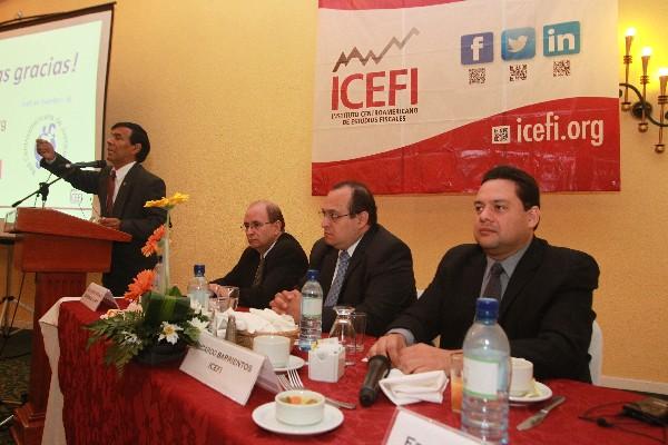 Édgar Pape, integrante del directorio de la SAT;  José Alejandro Arévalo, exministro de Finanzas; Enrique Maldonado y Ricardo Barrientos, analistas del Icefi, participan en foro donde cuestionaron las medidas adoptadas por el gobierno. (Foto Prensa Libre: Óscar Rivas)