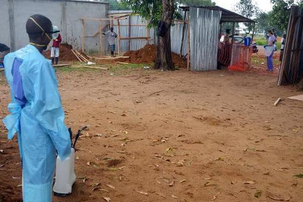 El personal de la organización benéfica cristiana Samaritan's Purse desinfecta la entrada al hospital ELWA de Monrovia. (Foto Prensa Libre: AFP).