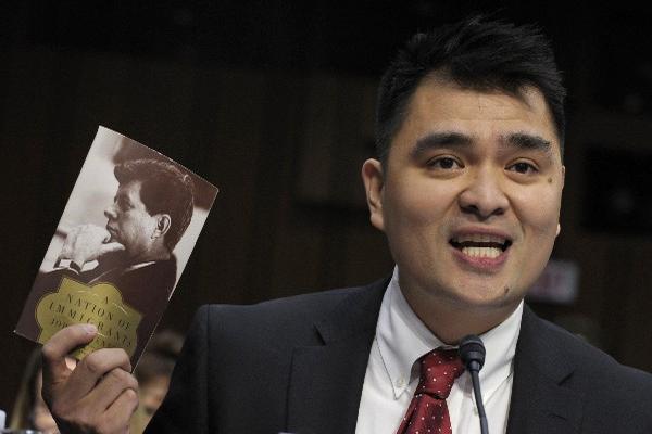 El activista Jose Antonio Vargas durante su declaración en el Capitolio en Washington el 13 de Febrero 2013. (Foto Prensa Libre: AP)