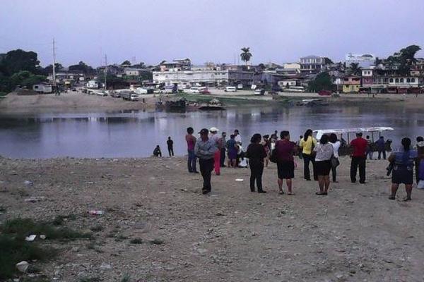 Un grupo de campesinos impidió el servicio de ferry hacia la cabecera de Sayaxché, en protesta por captura de enfermera. (Foto Prensa Libre: Rigoberto Escobar)<br _mce_bogus="1"/>