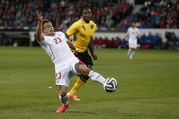 Xherdan Shaqiri, de la selección suiza, en acción ante el jamaicano Wes Morgan durante el partido amistoso Suiza-Jamaica, disputado en el Swissporarena. (Foto Prensa Libre: EFE)