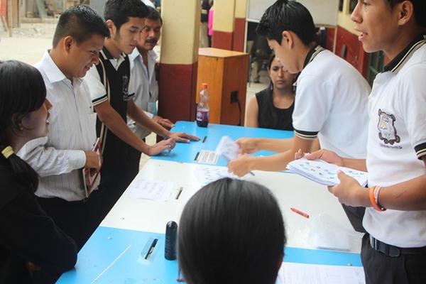 Jóvenes participan en la elección de gobierno estudiantil en el Instituto Mixto de Educación Básica y de Diversificado con Orientación en Diseño Gráfico y Electricidad, en Cobán. (Foto Prensa Libre: Ángel Tax)