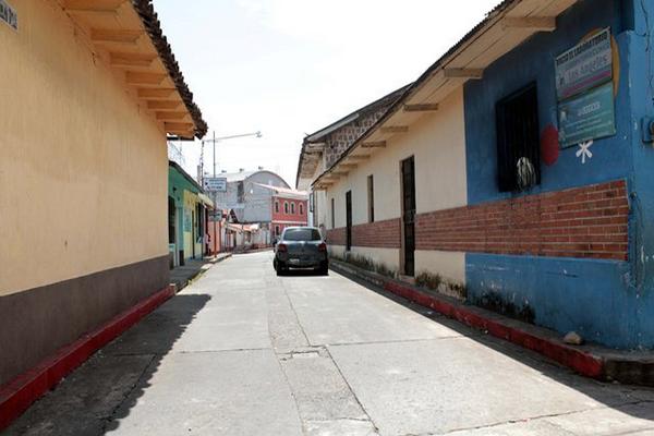 Una de las calles de la cabecera retalteca, que está sin iluminación durante la noche. (Foto Prensa Libre: Rolando Miranda)