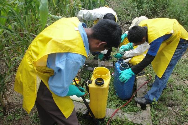 Los productores llenan los equipos de aspersión sobre las camas o lechos biológicos, evitando contaminar el ambiente. (Foto Prensa Libre: cortesía Agrequima)