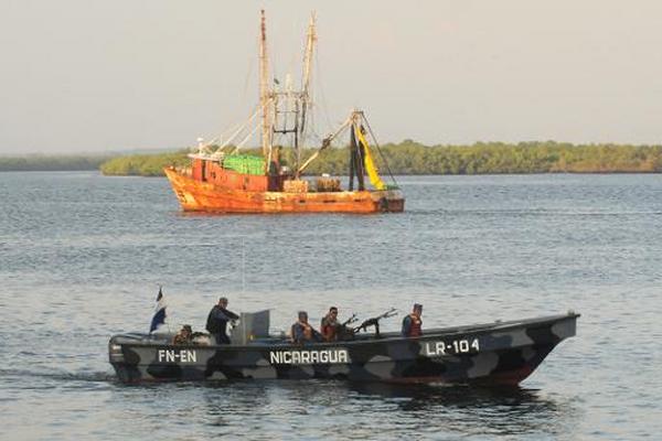 Barcaza del ejército de Nicaragua en la costa Pacífica. (Foto Prensa Libre: AFP)