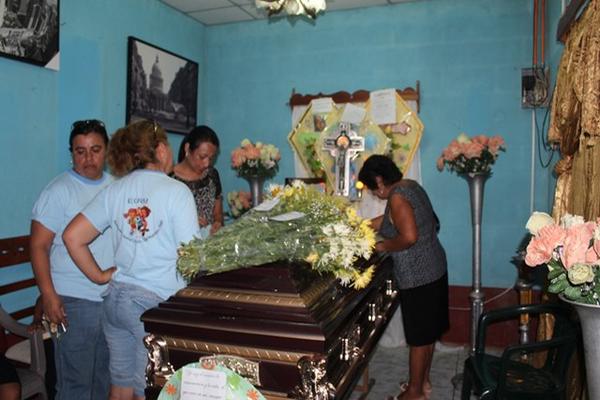 Velatorio del alcalde de San Francisco, Petén, Guadalupe Castellanos  Ochaeta, ultimado el jueves último en ese municipio. (Foto Prensa Libre:  Rigoberto Escobar)