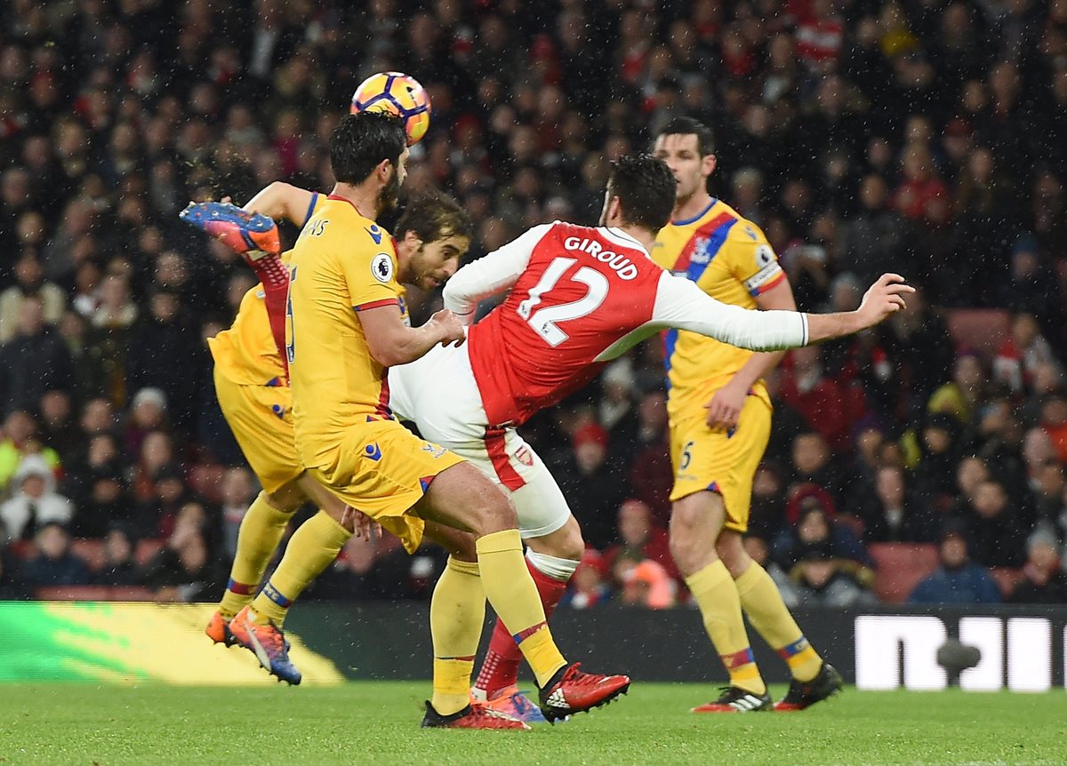 Olivier Giroud se perfila para anotar ante la marca de los defensores del Crystal Palace. (Foto Prensa Libre: EFE)