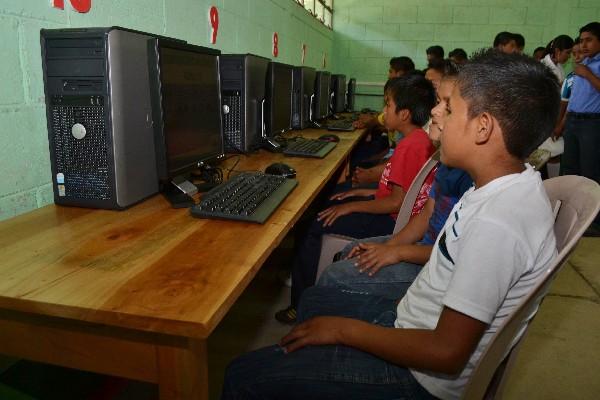 Estudiantes de básicos de Raxquix, Tucurú, estrenan equipo de cómputo donado.