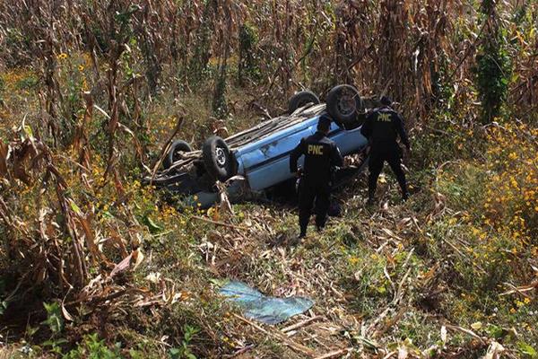 El vehículo de la familia Marroquín González volcó luego de ser impactado por un bus. (Foto Prensa Libre: José Rosales).