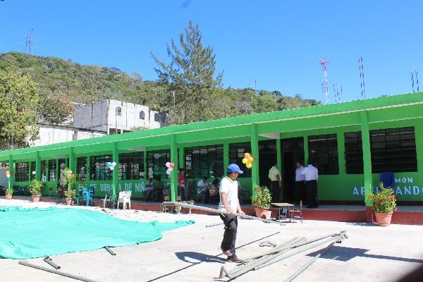 cuatro aulas fueron inauguradas  en la Escuela Oficial Urbana de Niñas de Oratorio, Santa Rosa.