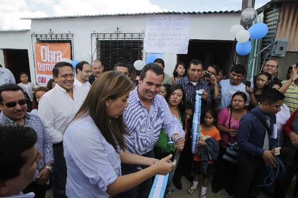 Alejandro Sinibaldi, ministro de Comunicaciones, entrega casas en la zona 18.