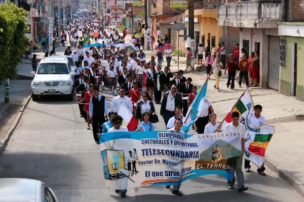 Estudiantes desfilan por calles de Jalapa, en  apertura de las olimpiadas de las escuelas de Telesecundaria.