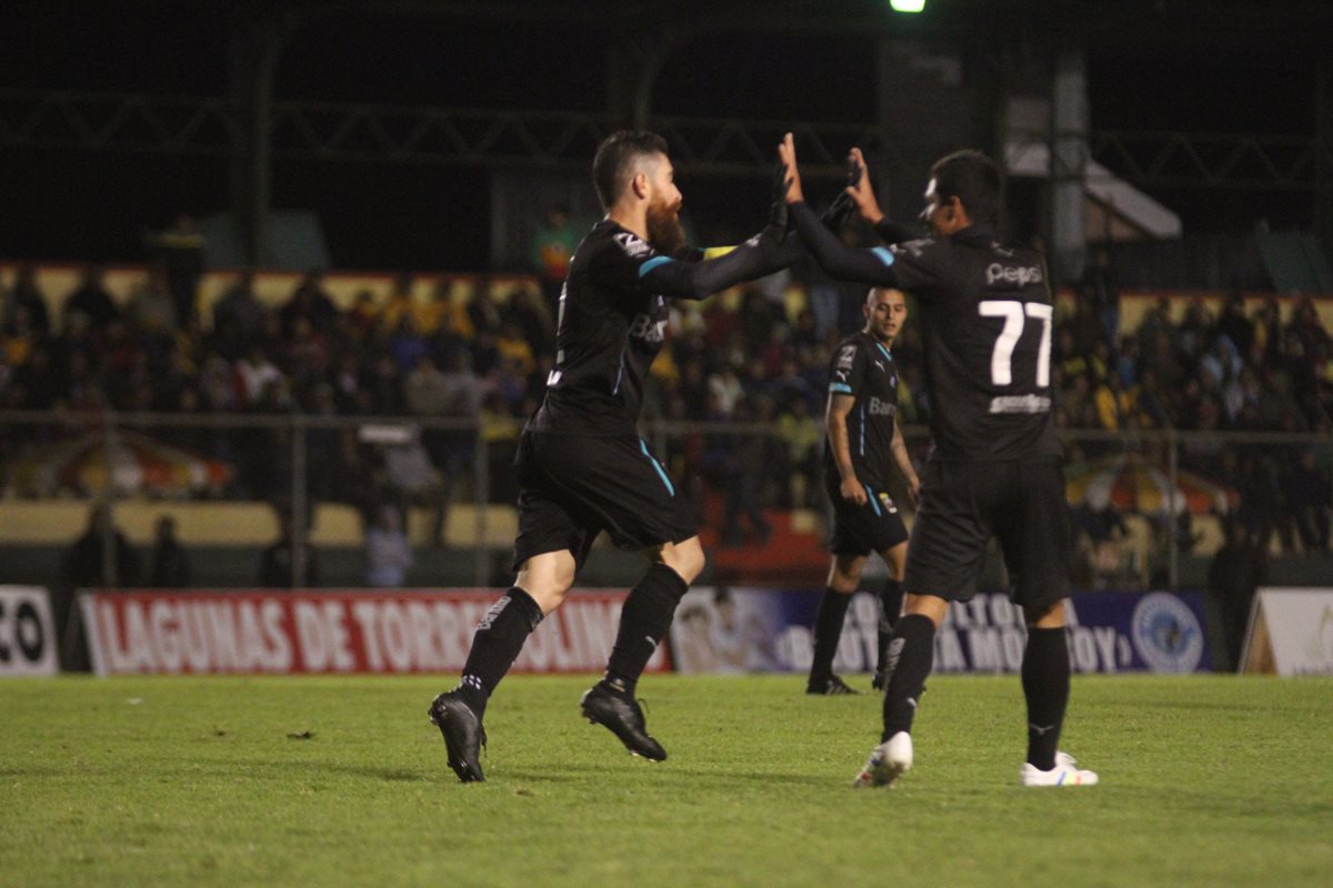 Jean Márquez festeja con sus compañeros luego de anotar el gol del empate para los cremas. (Foto Prensa Libre: Aroldo Marroquín).