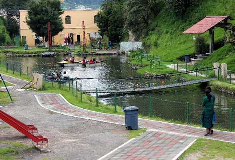 Familias del occidente del país llegan a pasar un momento agradable en   La Laguneta, que ofrece paseos  en  lancha, en Salcajá, Quetzaltenango.