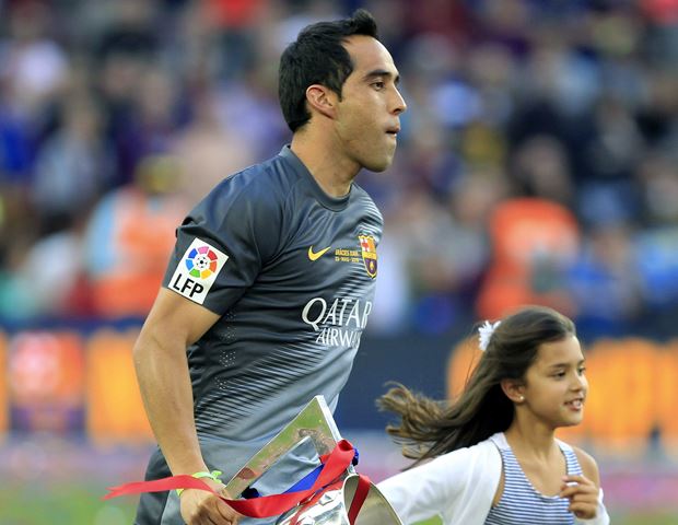 El guardameta de Chile, Claudio Bravo Bravo estará presente con Chile en la Copa América Centenario, aseguró el jueves el técnico Juan Antonio Pizzi. (Foto Prensa Libre: AFP)