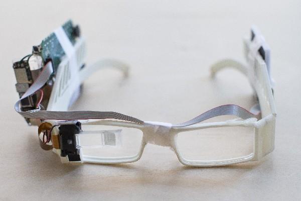 EN LA imagen se muestra el primer prototipo de monturas Google Glass para  anteojos con graduación. (Foto Prensa Libre: AP)