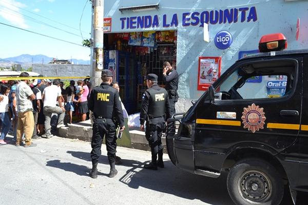 El crimen se cometió dentro de una tienda, en la que la víctima se encontraba. (Foto Prensa Libre: Edwin Paxtor)<br _mce_bogus="1"/>