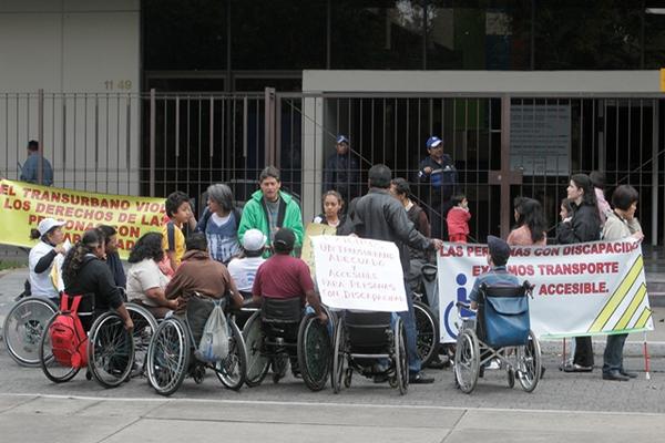 Un grupo de discapacitados en silla de ruedas se manifestaron para reclamar la falta de buses adecuados para ellos. (Prensa Libre)<br _mce_bogus="1"/>