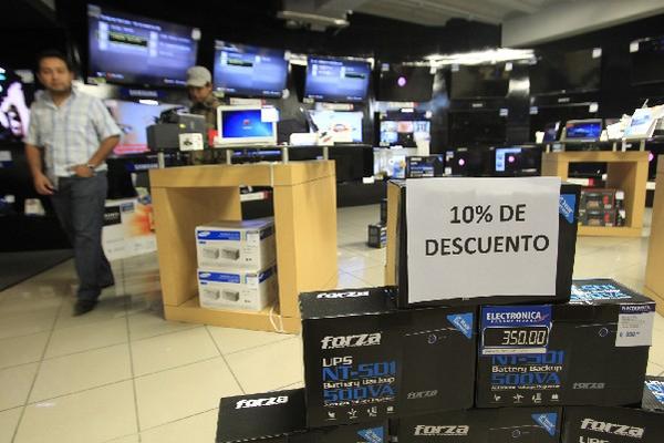 Almacen de electrónicos también ofrece descuentos en sus diferentes líneas. (Foto Prensa Libre: ERLIE CASTILLO  )