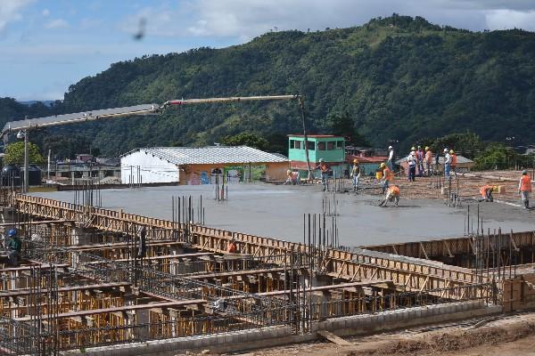 Maestros de  obra y albañiles funden  los primeros mil 247 metros cuadrados del mercado de Sololá.