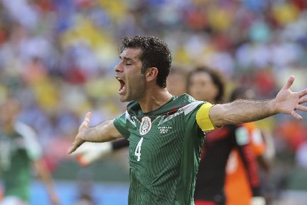 Márquez asegura que no tocó a Robben en el penalti. (Foto Prensa Libre: AFP)