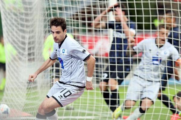 Giacomo Bonaventura celebra el gol del triunfo ante el Inter de Milán. (Foto Prensa Libre: EFE)