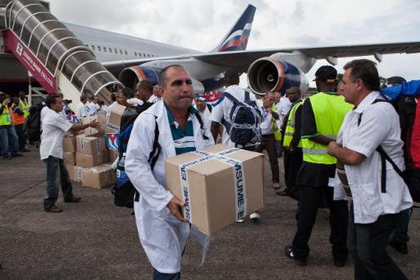 Médicos y agentes de salud de Cuba llegan a Freetown para luchar contra el ébola en Sierra Leona. (Foto Prensa Libre: AFP