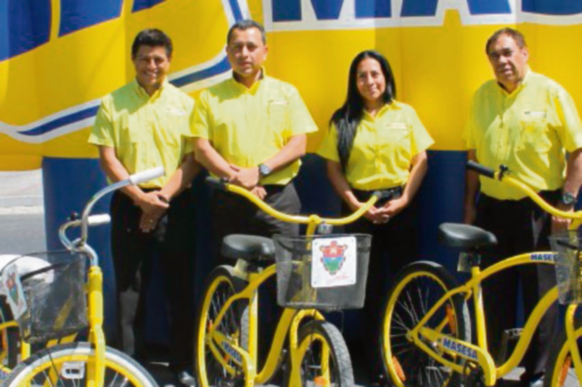 Representantes de Masesa, frente a las bicicletas donadas.