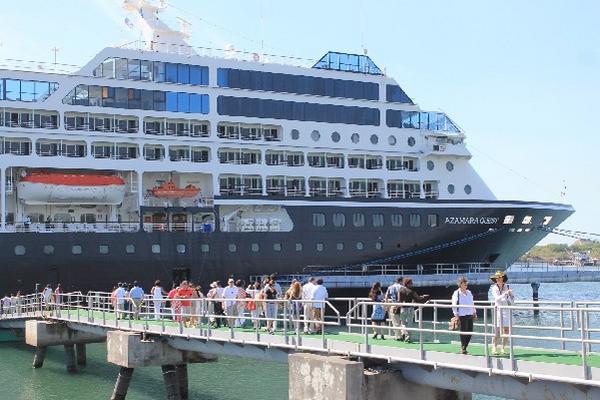 Los pasajeros del Azamara Quest  permanecieron por varias horas en Puerto Quetzal.