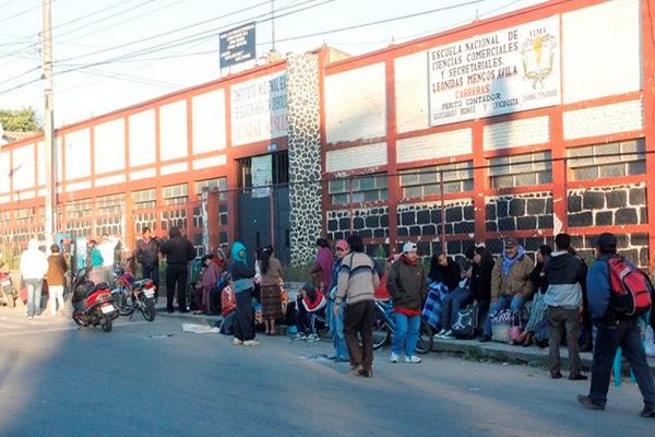 Padres de familia y sus hijos pernoctan en la calle para lograr preinscripción para el 2015. (Foto Prensa Libre: Víctor Chamalé)