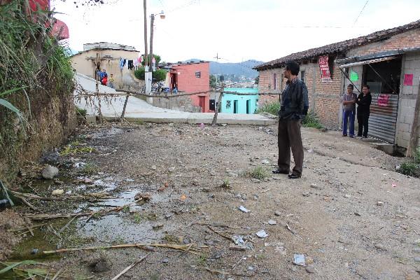 La comuna  cerró las calles   para asfaltarlas, y  el tránsito  vehicular quedó interrumpido. Sin embargo, las obras se suspendieron.