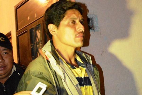 Erick Inocente Recinos, sindicado de extorsión, ingresa a la sede de la Deic, en Huehuetenango. (Foto Prensa Libre: Mike Castillo)