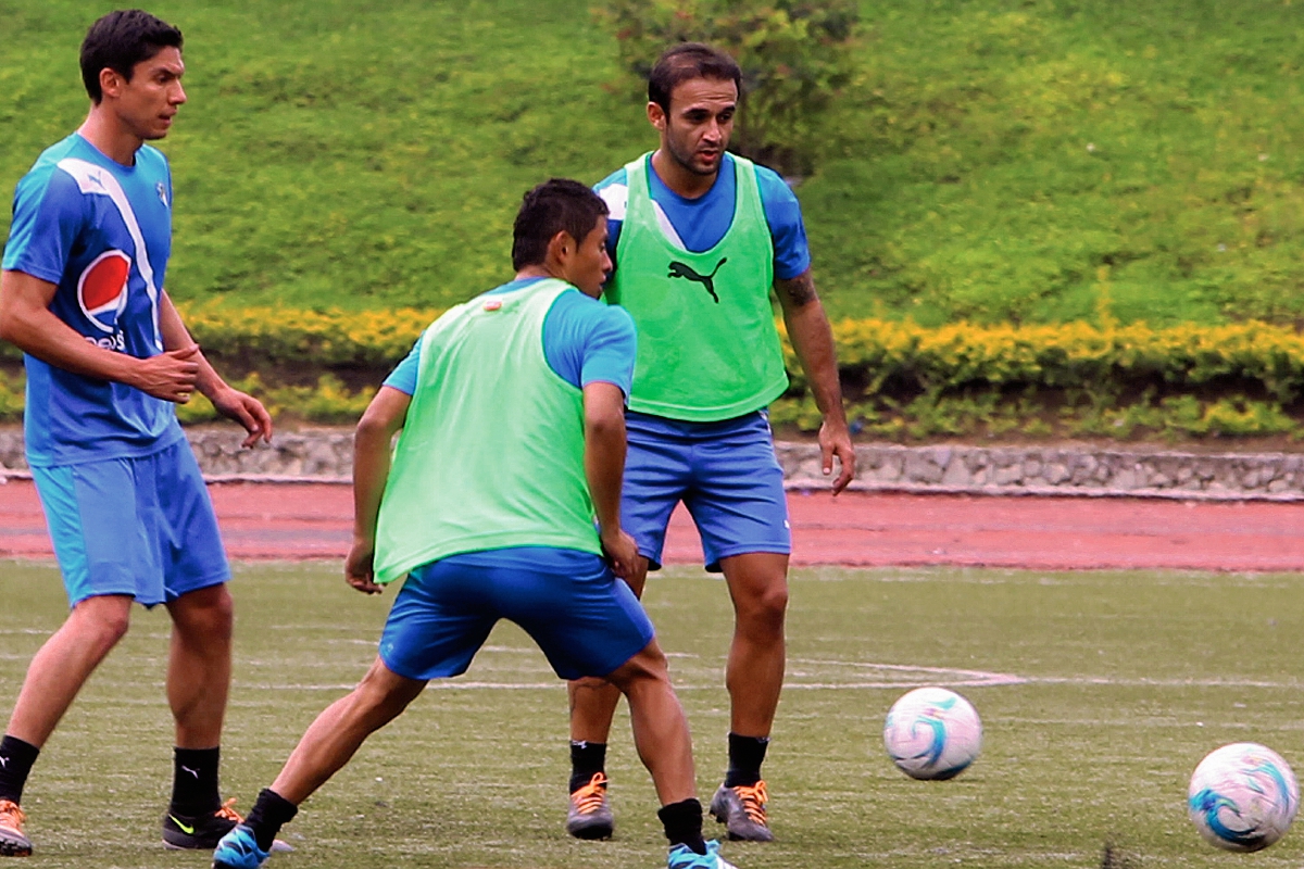 Carlos Gallardo, José Contreras y Carlos Mejía, durante un entrenamiento de Comunicaciones. (Foto Prensa Libre: Edwin Fajardo)