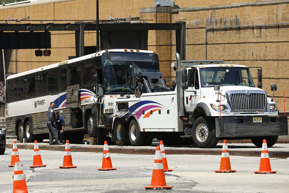 <em>Uno de los vehículos involucrados en el accidente ocurrido en Nueva York este miércoles. (Foto Prensa Libre: AFP).</em>