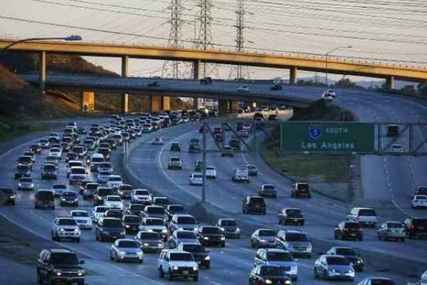 Los indocumentados podrán obtener una licencia de conducir en California, EE. UU., gracias a una medida aprobada por la Asamblea del estado. (Foto Prensa Libre: Archivo)