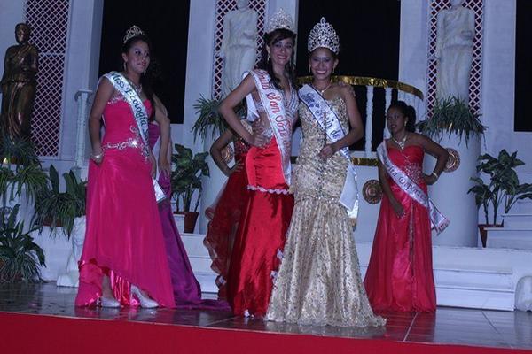 Juanita Grismilda Barrera, electa Reina de la Feria de San José, -derecha en primer plano- junto a la soberana saliente. Las acompañan cuatro candidatas.  (Foto Prensa Libre: Rigoberto Escobar)