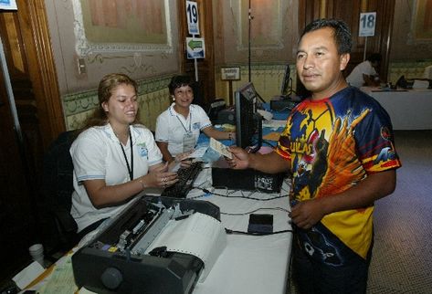 Gabriel Telón Noj, originario de Santa María de Jesús, Sacatepéquez, fue el último ciudadano en empadronarse, a las 23.58 horas, en la zona 2 capitalina.