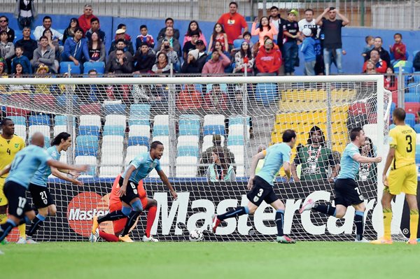 El jugador de Uruguay Cristian Rodriguez celebra después de conseguir el primer gol de los Charrúas ante los jamaiquinos. (Foto Prensa Libre: AFP)