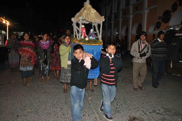 A los niños les gusta participar en estas procesiones,  que se hacen por las noches.