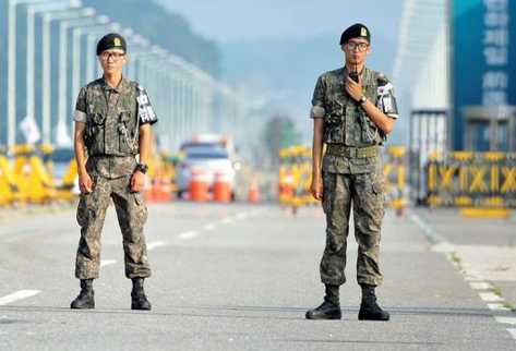 Unos soldados surcoreanos montan guardia en el puesto fronterizo de Paju este 14 de agosto de 2013. (Foto Prensa Libre: AFP)