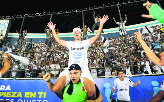 José Manuel Contreras celebra con la afición crema la obtención del pentacampeonato en el Apertura 2014. Un torneo después ganó su histórico hexacampeonato (Foto Prensa Libre: Hemeroteca PL)