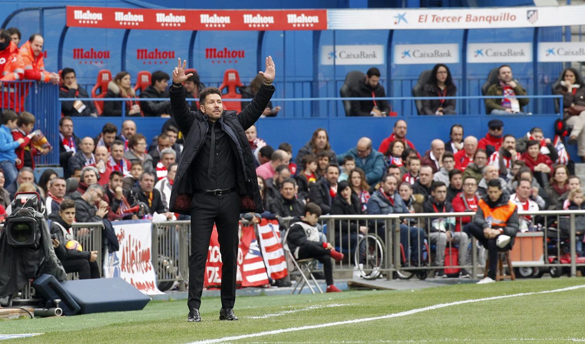 Diego Simeone, técnico del Atlético de Madrid, durante el partido que su equipo le ganó al Valencia 3-0 que significó su partido 200 al mando del cuadro colchonero. (Foto Prensa Libre:EFE)