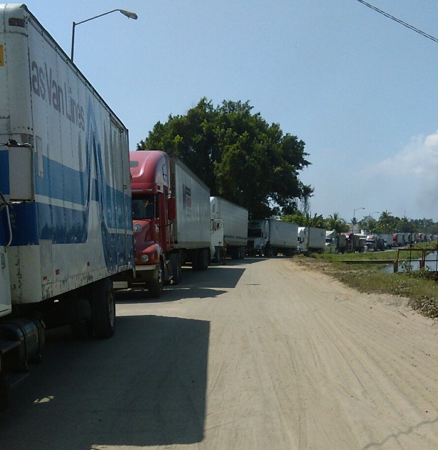 Largas colas se observan en la Aduana. (Foto Prensa Libre: cortesía Transportes Los Andes)