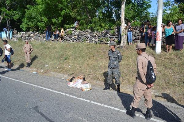 Lázaro Ramírez, de 20 años de edad, pereció atropellado en las afueras de la ciudad de Chiquimula. (FOTO PRENSA LIBRE: Edwin Paxtor)<br _mce_bogus="1"/>