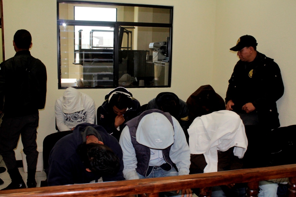 Los sindicado del crimen contra la reina indígena en la audiencia en Quetzaltenango. (Foto Prensa Libre: María José Longo).